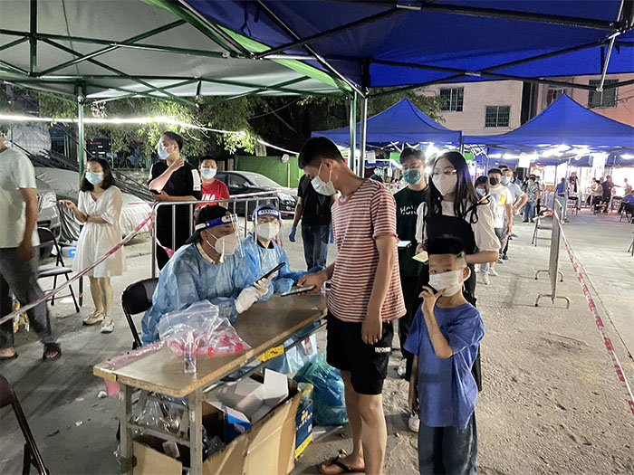 华银小贷党员志愿者奋战“疫”线      支援海珠区全员核酸检测工作