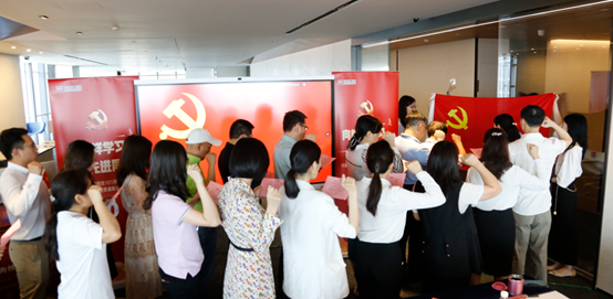 华银小贷党支部副书记许玉燕被评为华新集团”优秀党员”