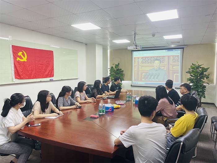 华银小贷织观看庆祝中国共产党成立100周年大会直播