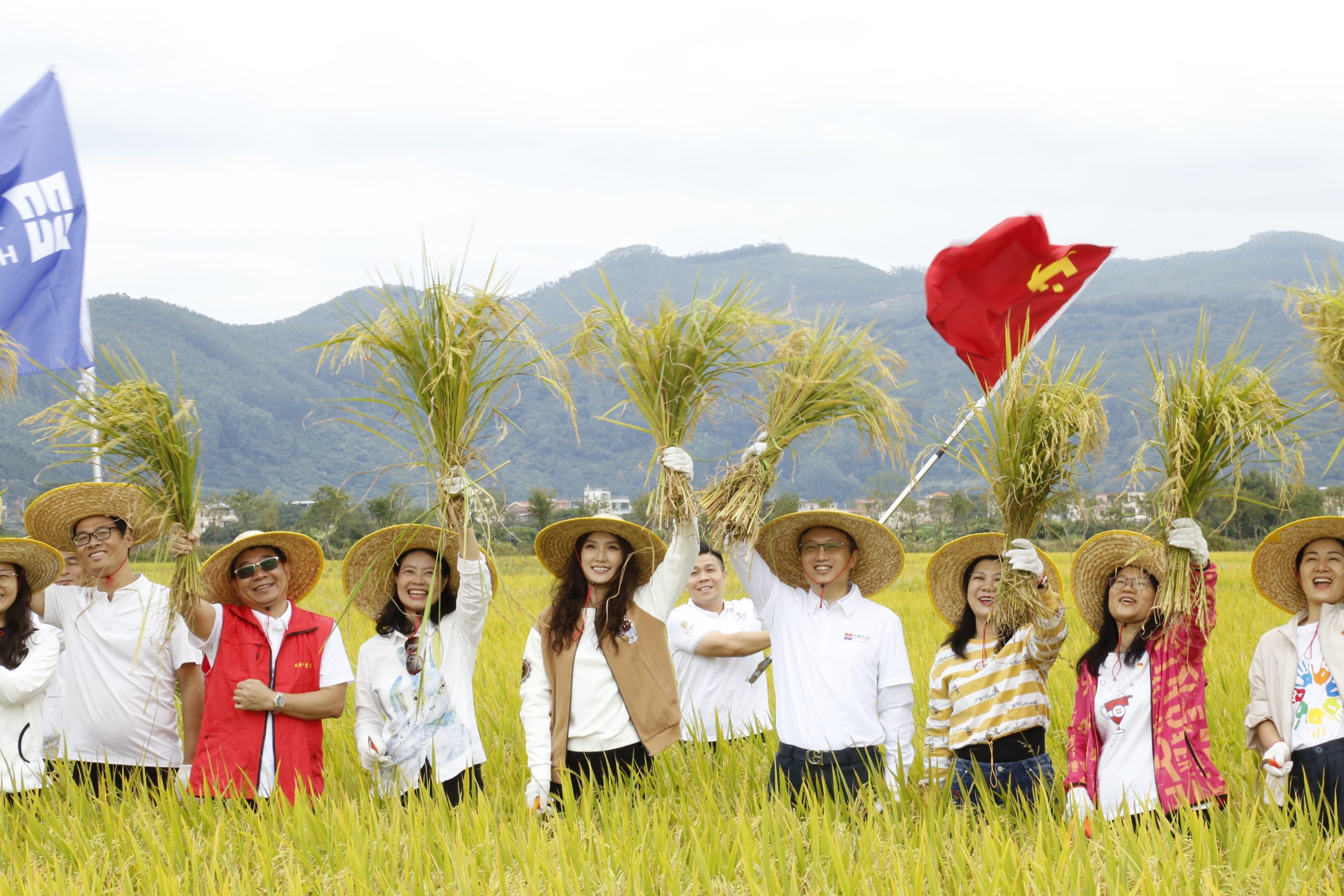 党建引领强根基 助农践诺庆丰收——华银小贷党支部在华新集团引领下开展主题党日活动